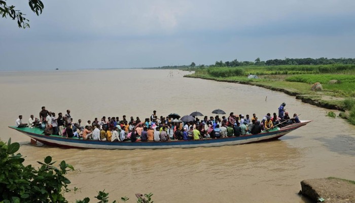 ​উত্তাল পদ্মায় ঝুঁকি নিয়ে নদী পার হয় রাজবাড়ীর চরাঞ্চলের হাজারো মানুষ