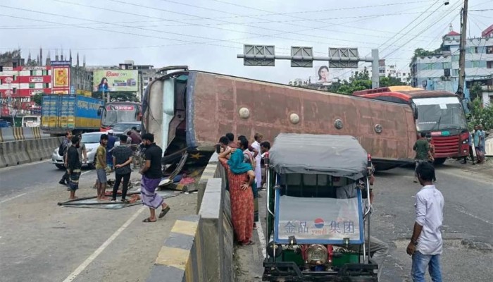 ​মহাসড়কে উল্টে গেল যাত্রীবাহী বাস