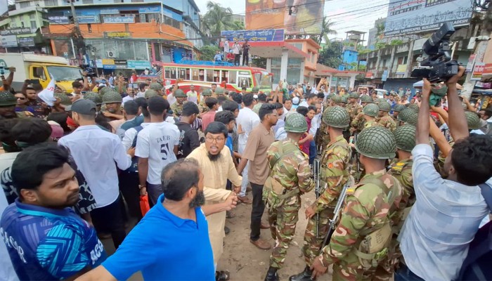 ​আন্দোলনে অবরুদ্ধ বরিশাল শহর