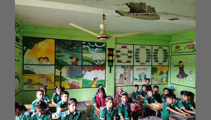​বিদ্যালয় ভবন যেন মৃত্যুফাঁদ, আতঙ্কে শিক্ষক-শিক্ষার্থীরা