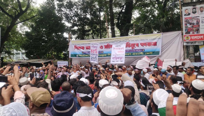 ​প্রেস ক্লাবের সামনে হাজারো শিক্ষকদের সমাবেশ , যান চলাচল বন্ধ