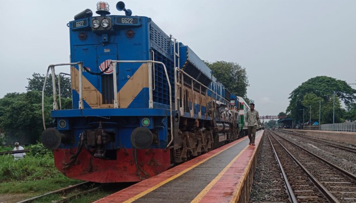৬ ঘণ্টা পর ঢাকা-উত্তরাঞ্চল ট্রেন চলাচল শুরু