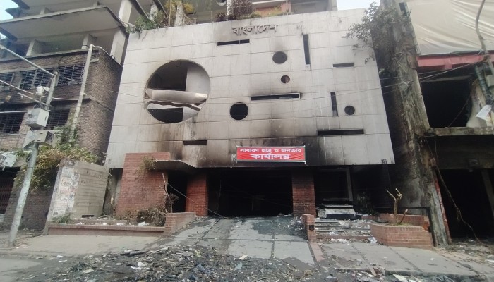 ​আ. লীগের কেন্দ্রীয় কার্যালয় ঘিরে কঠোর অবস্থানে পুলিশ