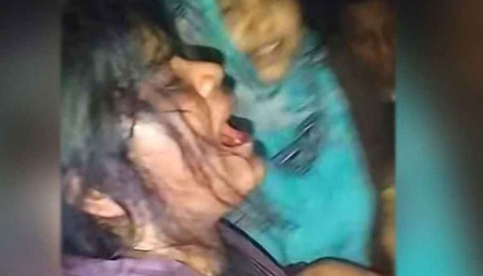 ​বাচ্চা চোর অপবাদ দিয়ে প্রেমিকাকে গাছের সঙ্গে বেঁধে নির্যাতন