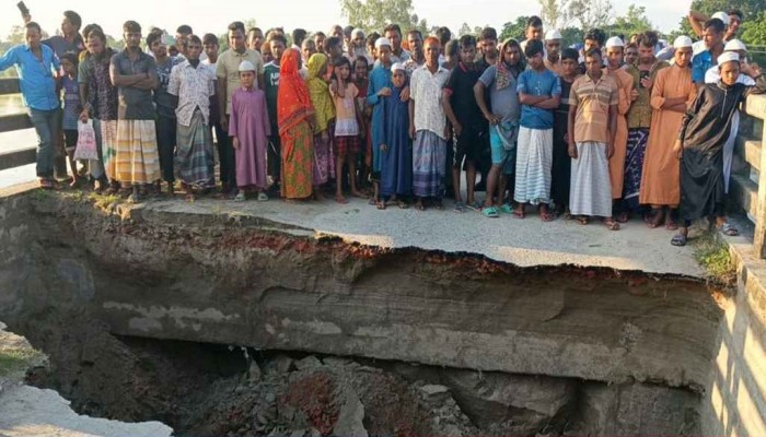 ভারী বৃষ্টিতে সেতুর সংযোগ সড়কে ধস, ভোগান্তিতে হাজারো মানুষ
