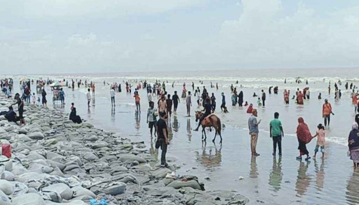 কুয়াকাটা সৈকতে পর্যটকদের ভিড়
