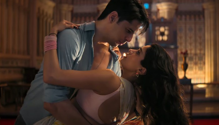 ​গির্জার মধ্যে ঘনিষ্ঠ দৃশ্য, সিদ্ধার্থ-জাহ্নবীর বিরুদ্ধে আইনি নোটিশ