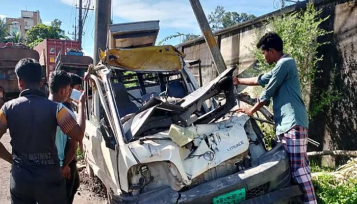 ​পিকআপে কাভার্ড ভ্যানের ধাক্কায় প্রাণ গেল পাঁচজনের