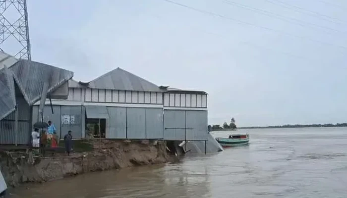 ​মুন্সীগঞ্জে পদ্মা নদীতে ভাঙন, ঘর সরাতে হিমশিম অবস্থা