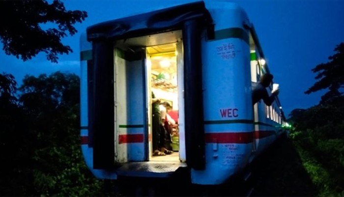 ব্রাহ্মণবাড়িয়ায় ট্রেনের ৬ বগি বিচ্ছিন্ন, ঢাকা-চট্টগ্রাম যোগাযোগ বন্ধ