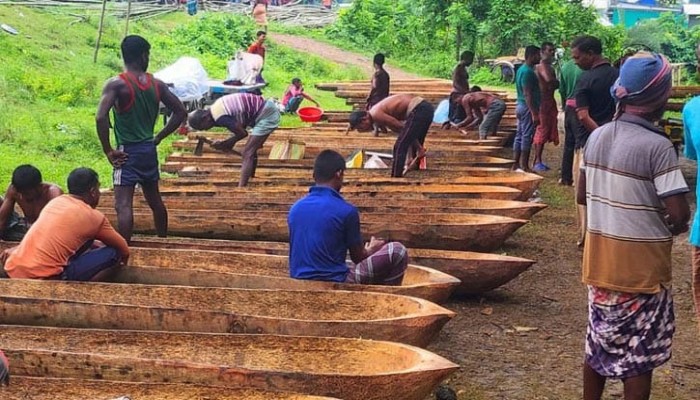 ​ রাস্তার পাশে জমে উঠেছে ডোঙার হাট