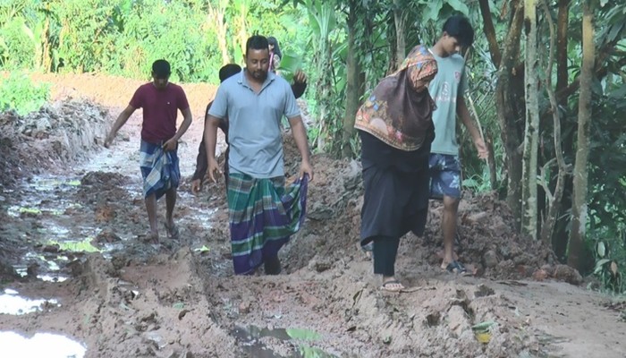 রাস্তা যখন ‘মরণ ফাঁদ’