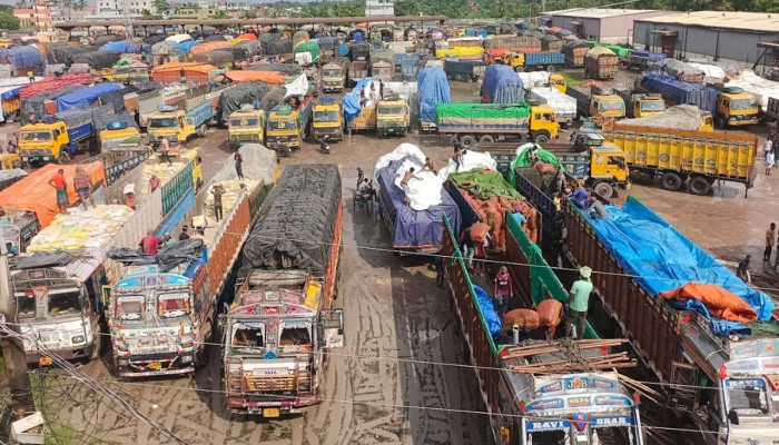 ​ভোমরা বন্দরে ৩ দিনে দুই হাজার টন পেঁয়াজ আমদানি