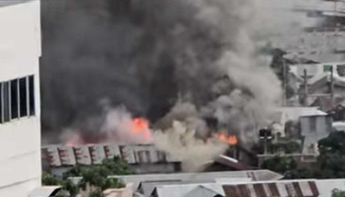 ​মহাখালীর সাততলা বস্তিতে আগুন