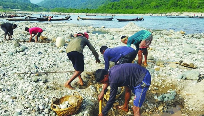 ​পাথর লুটপাটে জড়িতদের তালিকাসহ তদন্ত প্রতিবেদন জমা