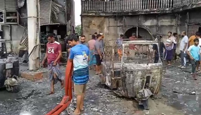 ​ সিএনজি রিফুয়েলিং স্টেশনে ভয়াবহ আগুন, ১০ গাড়ি পুড়ে ছাই