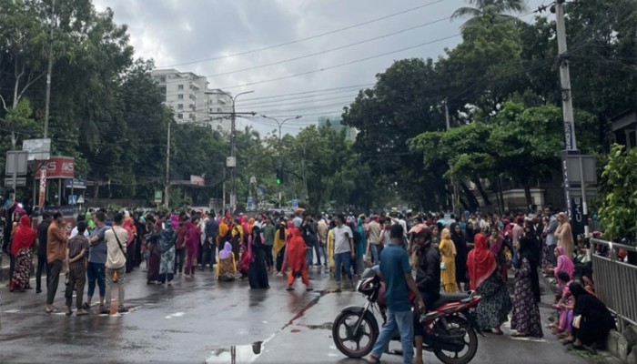 ​তেজগাঁওয়ে রাস্তা অবরোধ করে শ্রমিকদের বিক্ষোভ