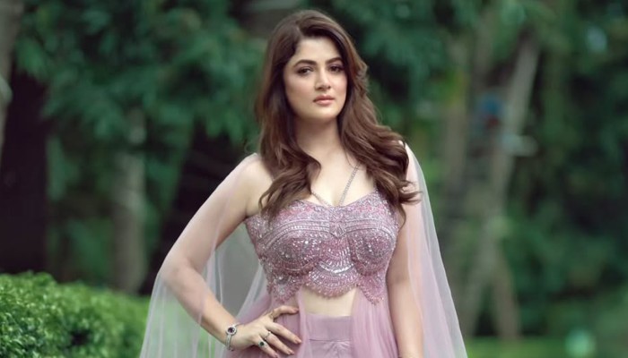 ​লেহেঙ্গায় মুগ্ধতা ছড়ালেন শ্রাবন্তী