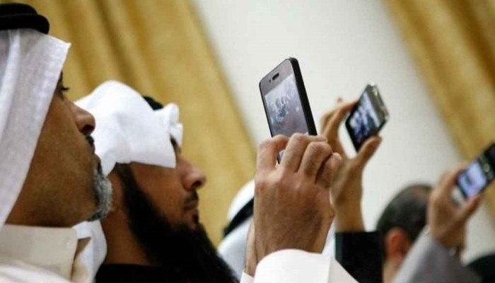 ​নামাজরত অবস্থায় মোবাইল বেজে উঠলে কী করবেন?