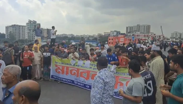 তুরাগ নদে সেতুর দাবিতে টঙ্গীতে সড়ক অবরোধ