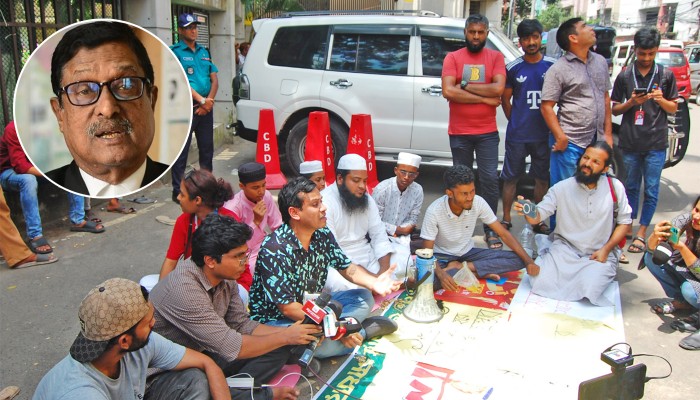 ​গ্রেপ্তারের দাবিতে ফজলুর রহমানের বাসার সামনে বিক্ষোভ