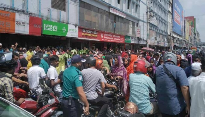 ​বনানীতে পোশাকশ্রমিকদের সড়ক অবরোধ, তীব্র যানজট