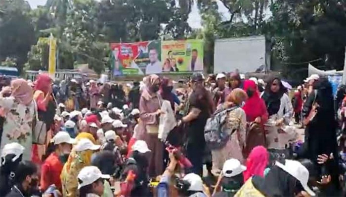 ​স্থায়ী ক্যাম্পাসের দাবিতে টেকনিক্যাল মোড়ে অবরোধ