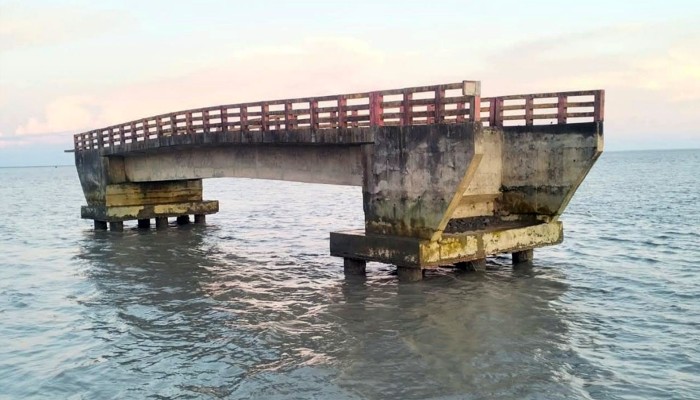 ​মাঝ নদীতে মানুষের অপেক্ষায় সেতু