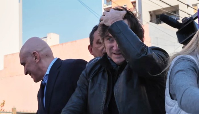 ​আর্জেন্টিনার প্রেসিডেন্টকে ইট-পাটকেল নিক্ষেপ উত্তেজিত জনতার