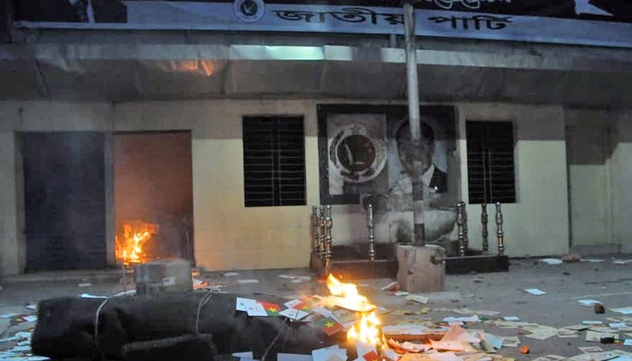 জাতীয় পার্টির কেন্দ্রীয় কার্যালয়ে হামলা