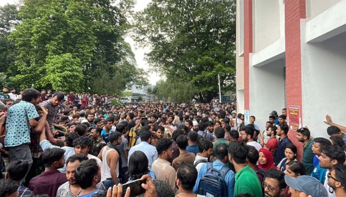 ​রাকসু নির্বাচন ঘিরে উত্তেজনা: দফায় দফায় ধ্বস্তাধস্তি, আহত ৮