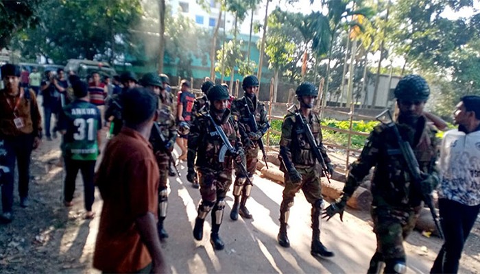 ​১৪৪ ধারা জারির পর চবি এলাকায় সেনা মোতায়েন