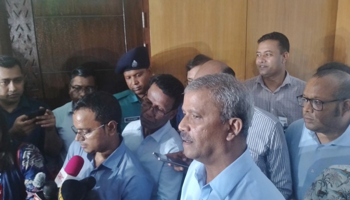 গুজব-গুঞ্জন নিয়ে বিচলিত হওয়ার কিছু নেই : আইন উপদেষ্টা