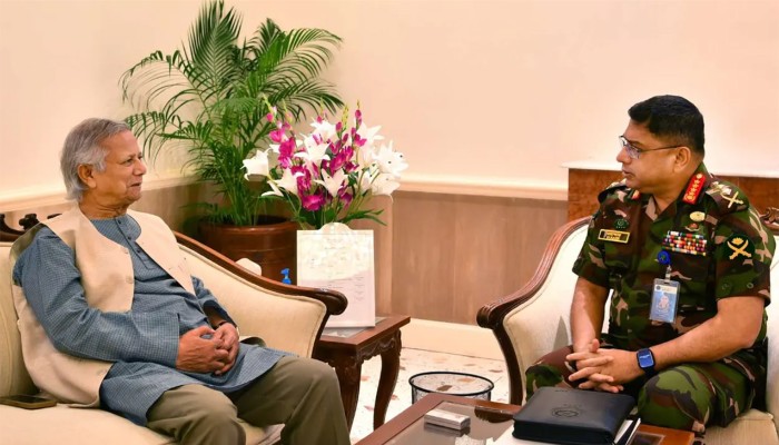 ​প্রধান উপদেষ্টাকে গুজবে কান না দেওয়ার আহ্বান সেনাপ্রধানের