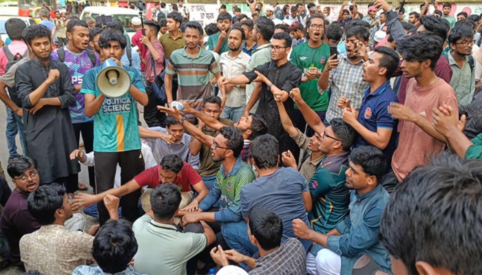 ​ভিসির বাসভবন ঘেরাও করে ঢাবি শিক্ষার্থীদের বিক্ষোভ