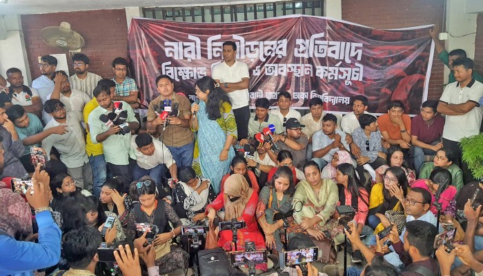 ​রিটকারী ছাত্রীকে গণধর্ষণের হুমকির প্রতিবাদে ছাত্রদলের বিক্ষোভ