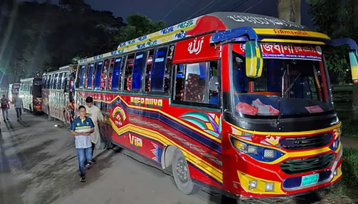 জাবি ছাত্রীকে ধাক্কা দিয়ে ফেলে দেওয়ায় ২৮ বাস আটক