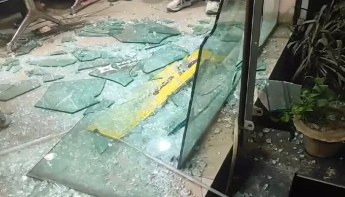 সিগারেট খেতে না করায় মালিবাগে সোহাগ কাউন্টারে ভাঙচুর