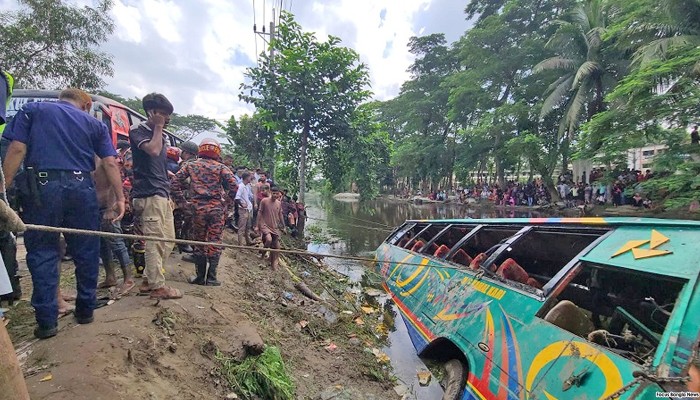 যাত্রীবাহী বাস উল্টে খালে, নিহত বেড়ে ৫