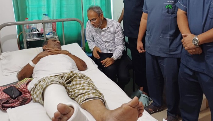 ​সাংবাদিক নাহিদ নজরুলের শয্যাপাশে ডা. রফিক