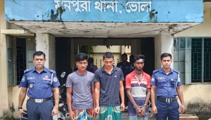 ​শিশুকে জিম্মি করে মাকে গণধর্ষণ, গ্রেপ্তার ৩