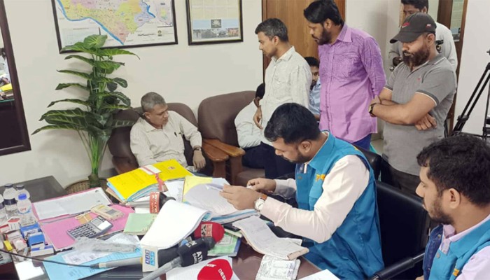 ​নগর ভবনে দুদকের অভিযান