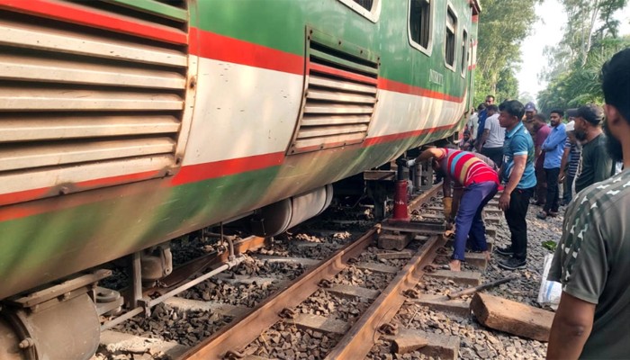 ​সাড়ে পাঁচ ঘণ্টা পর ট্রেন চলাচল স্বাভাবিক