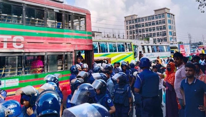 ​বেতনের দাবিতে ঢাকা-ময়মনসিংহ মহাসড়ক অবরোধ