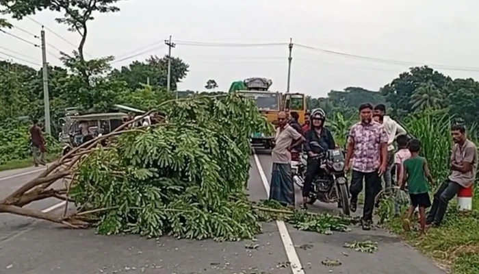 ​আবারও সড়ক অবরোধ, ঢাকার সঙ্গে বিচ্ছিন্ন ২১ জেলা