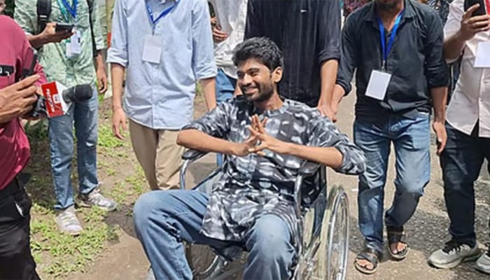 ​হুইলচেয়ারে এসে জীবনের প্রথম ভোট দিলেন মেঘমল্লার