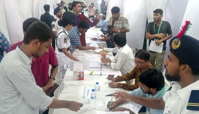 ​ডাকসু নির্বাচনে গড়ে ৮০ শতাংশ ভোট পড়েছে: নির্বাচন কমিশন