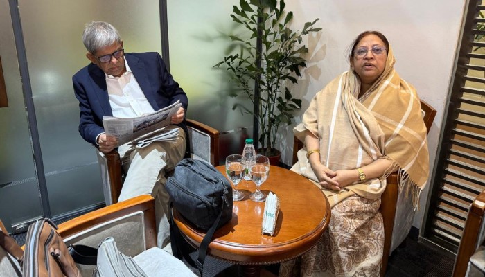 ​সহধর্মিণীর চিকিৎসায় সিঙ্গাপুর গেলেন মির্জা ফখরুল