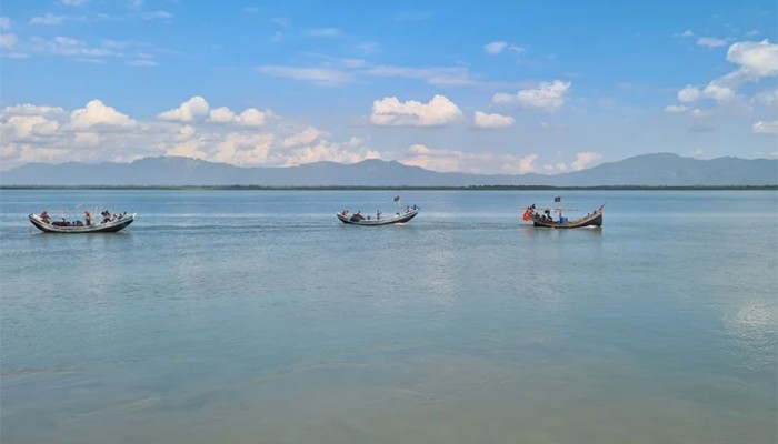 পাঁচ ট্রলারসহ ৩০ জেলেকে ধরে নিয়ে গেল আরাকান আর্মি