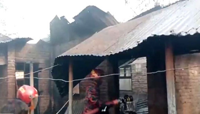 ​বাঘায় গ্যাস সিলিন্ডার বিস্ফোরণে ৪ বাড়ি পুড়ে ছাই